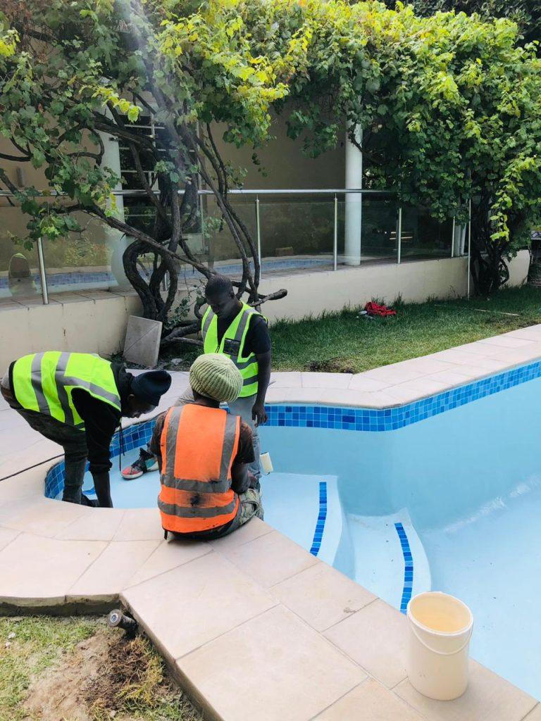 pool installation in de waterkant